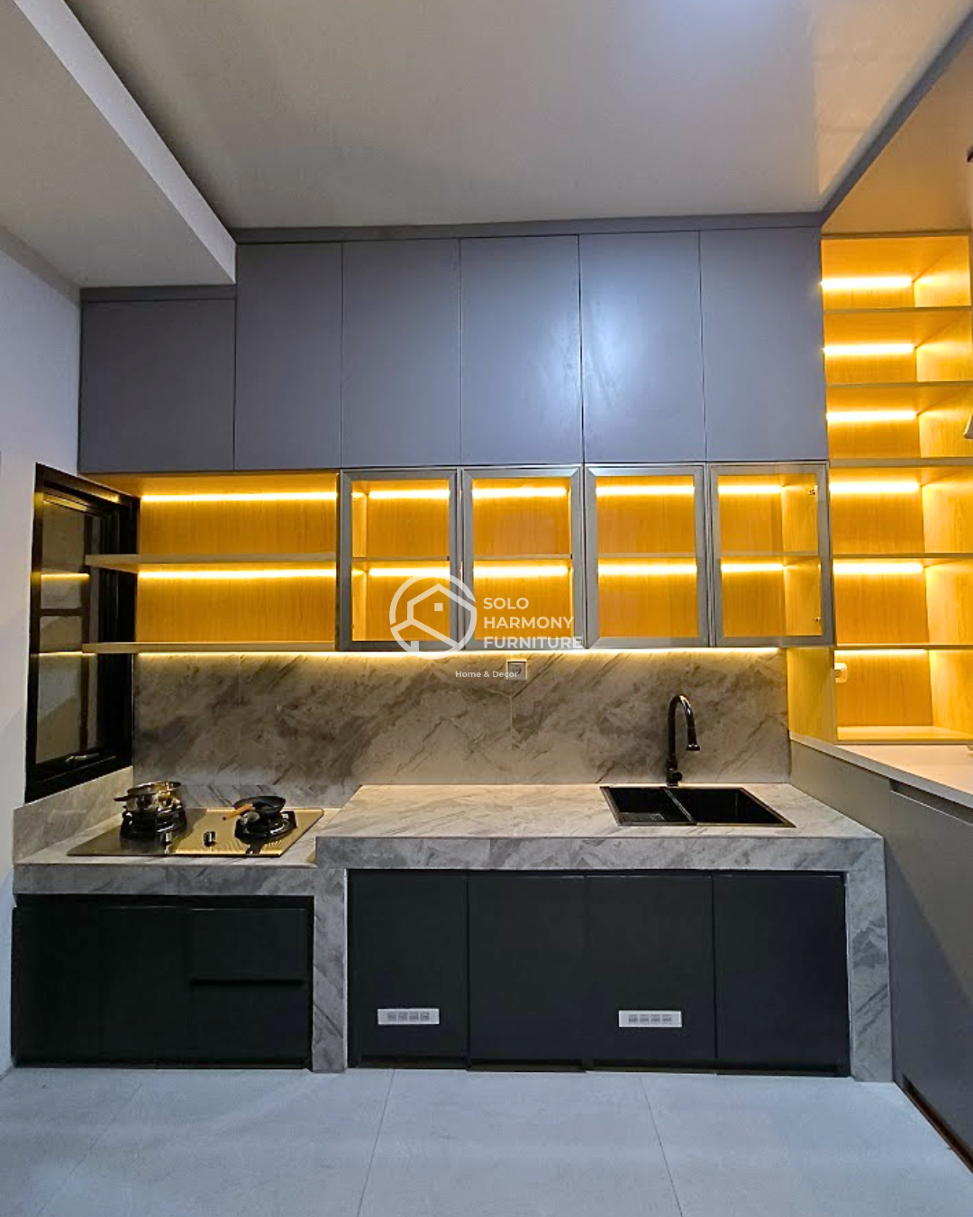 Kitchen Set Modern Minimalis dengan Mini Bar Estetik — Kitchen Set foto 2 di Kartasura