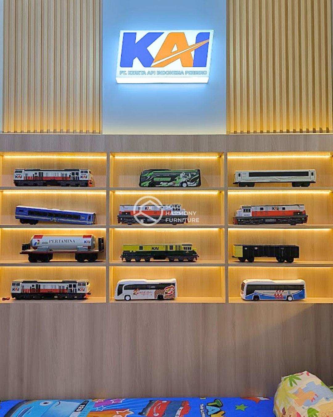 Lemari Display Koleksi Kereta — Kitchen Set foto 4 di Jebres, Solo