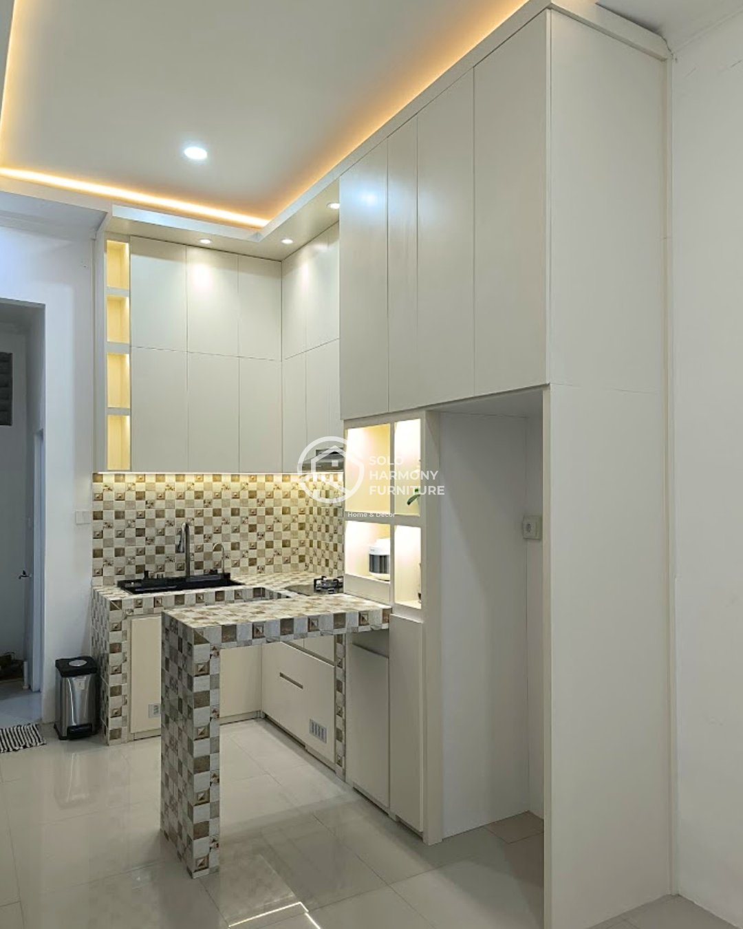 Kitchenset Mewah Minimalis. — Kitchen Set foto 2 di Mojosongo, Surakarta