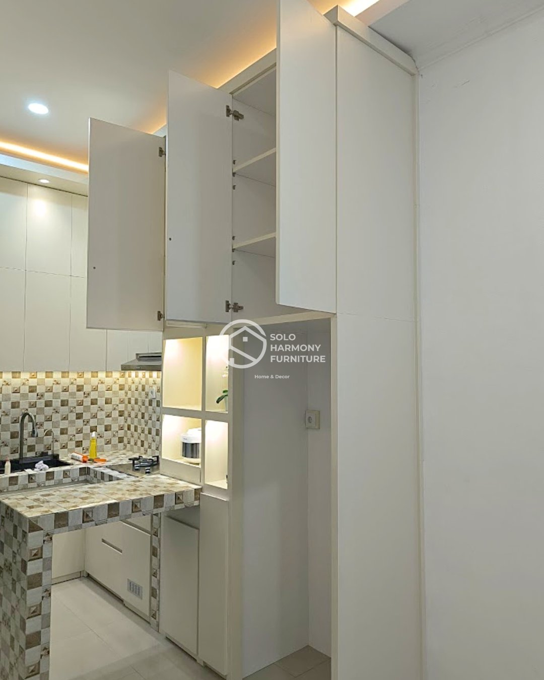 Kitchenset Mewah Minimalis. — Kitchen Set foto 4 di Mojosongo, Surakarta