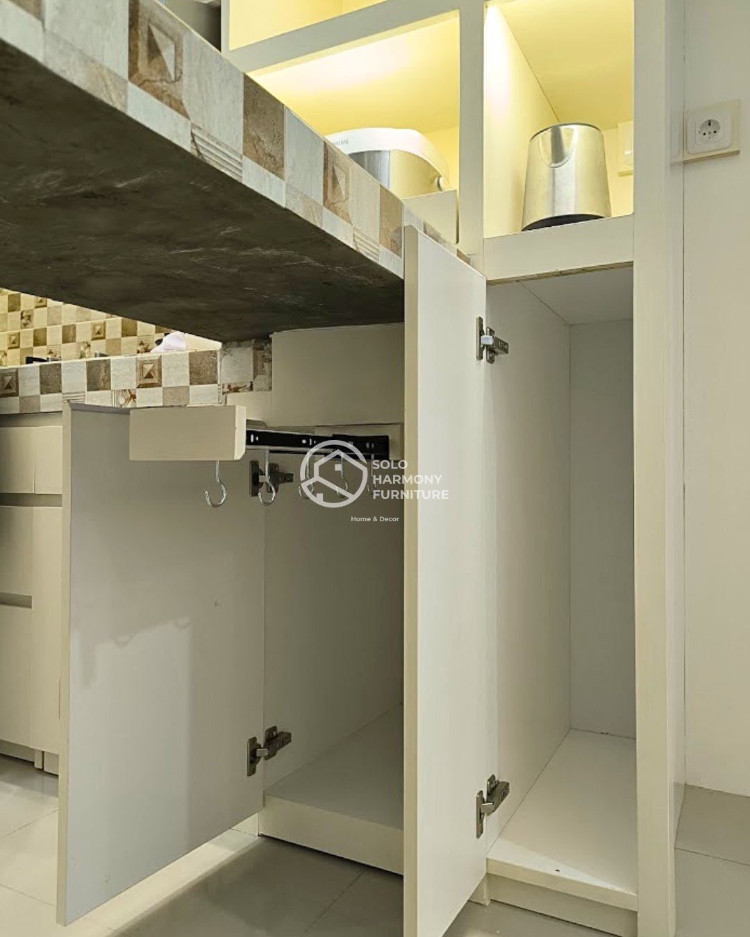 Kitchenset Mewah Minimalis. — Kitchen Set foto 8 di Mojosongo, Surakarta
