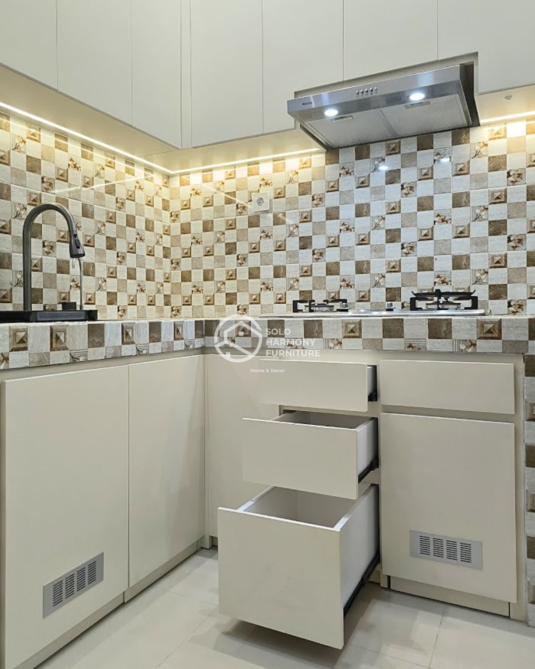 Kitchenset Mewah Minimalis. — Kitchen Set foto 12 di Mojosongo, Surakarta
