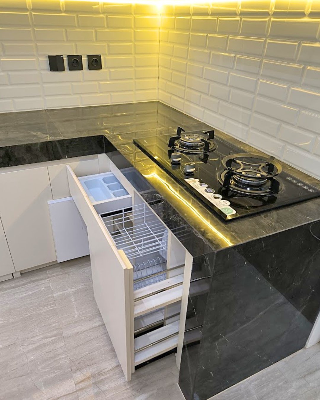 Kitchen Set Minimalis Letter L Elegan — Kitchen Set foto 5 di Gentan, Sukoharjo
