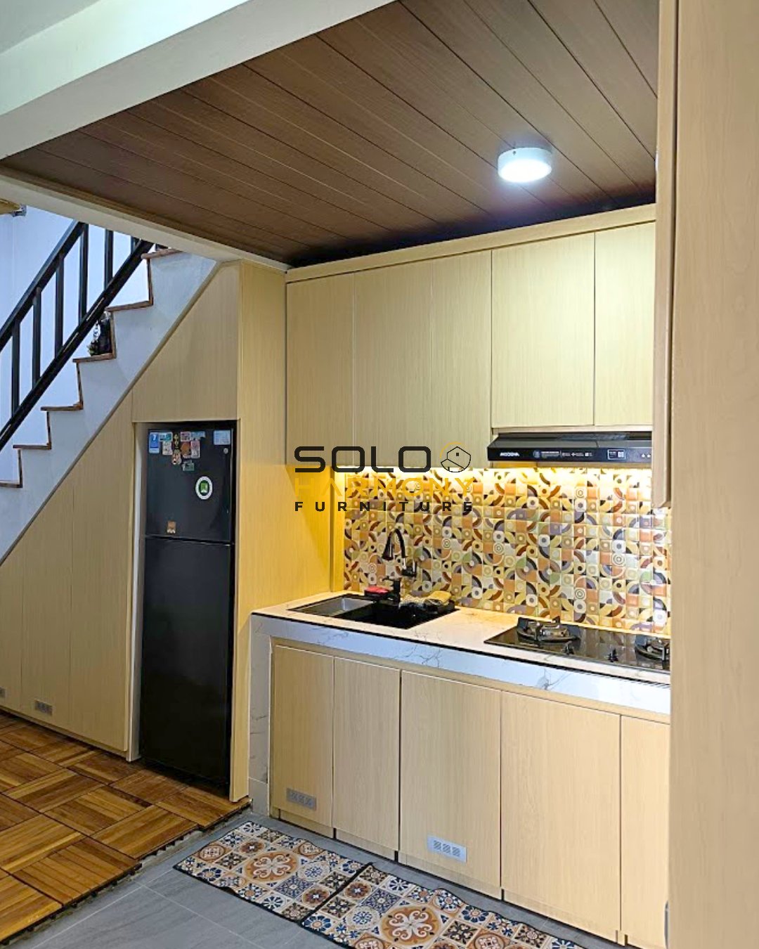 Kitchen Set dan Ruang Bawah Tangga yang Menyatu dalam Satu Kesatuan Sempurna — Ibu Katon — Kitchen Set foto 2 di Gumpang , Sukoharjo