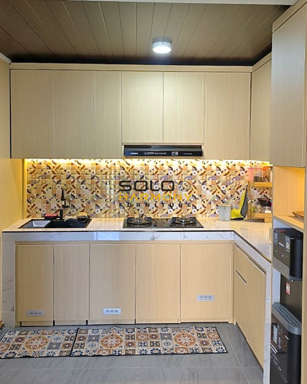Kitchen Set dan Ruang Bawah Tangga yang Menyatu dalam Satu Kesatuan Sempurna — Ibu Katon — Kitchen Set foto 3 di Gumpang , Sukoharjo