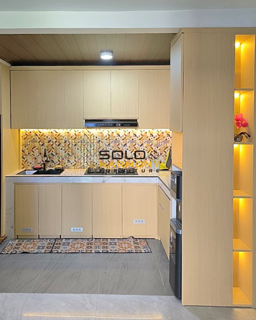Kitchen Set dan Ruang Bawah Tangga yang Menyatu dalam Satu Kesatuan Sempurna — Ibu Katon — Kitchen Set foto 6 di Gumpang , Sukoharjo