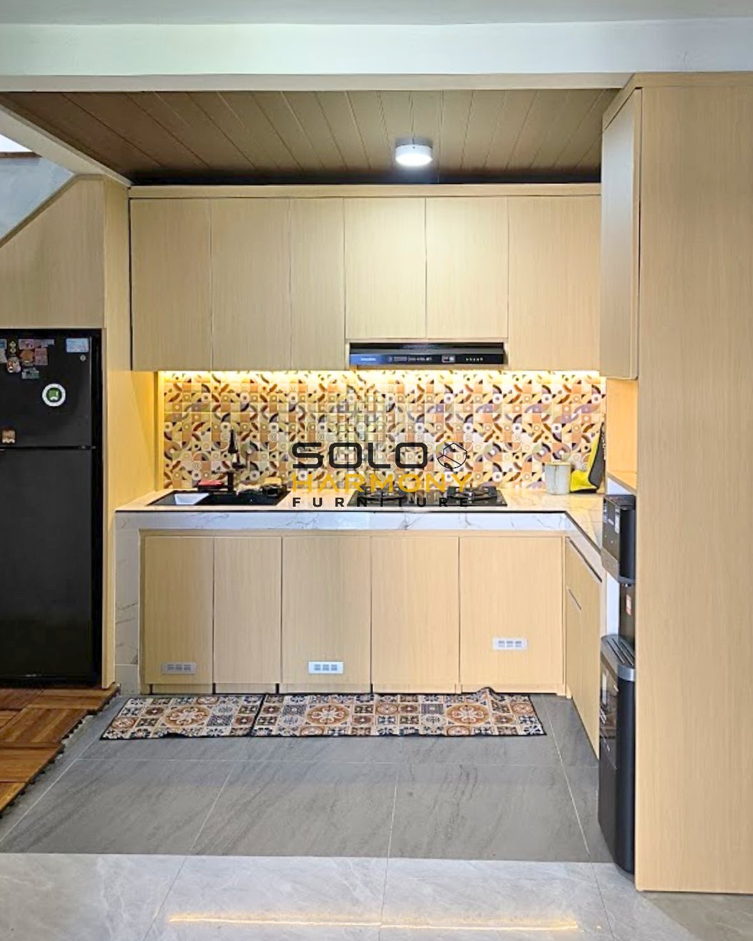Kitchen Set dan Ruang Bawah Tangga yang Menyatu dalam Satu Kesatuan Sempurna — Ibu Katon — Kitchen Set foto 7 di Gumpang , Sukoharjo