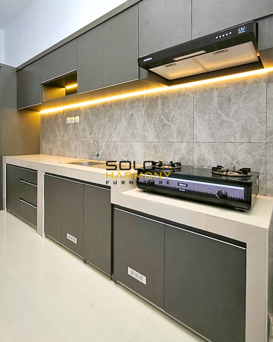 Kitchen Set Minimalis Mewah dengan Kabinet Multifungsi — Kitchen Set foto 2 di Banjarsari, Solo