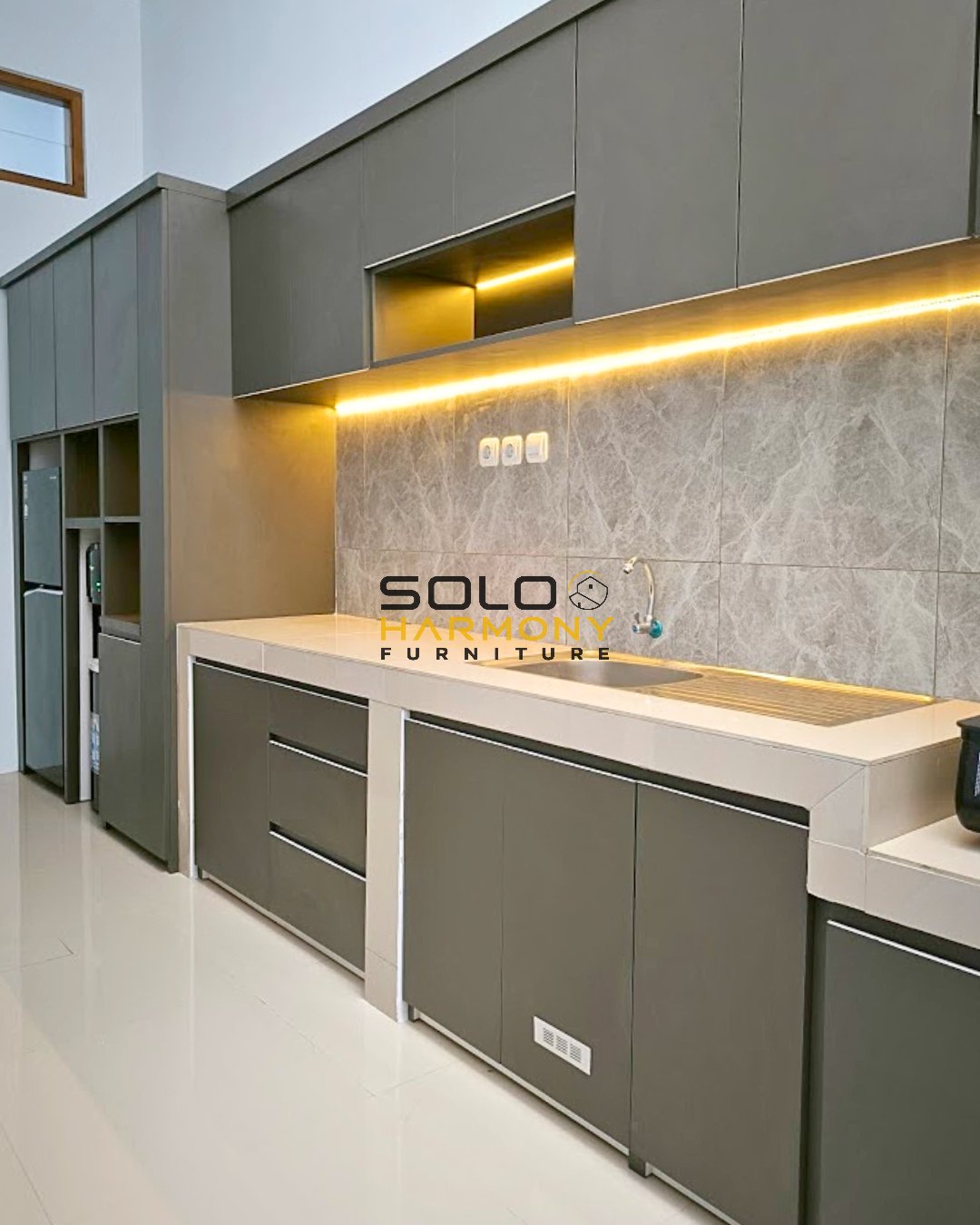 Kitchen Set Minimalis Mewah dengan Kabinet Multifungsi — Kitchen Set foto 3 di Banjarsari, Solo
