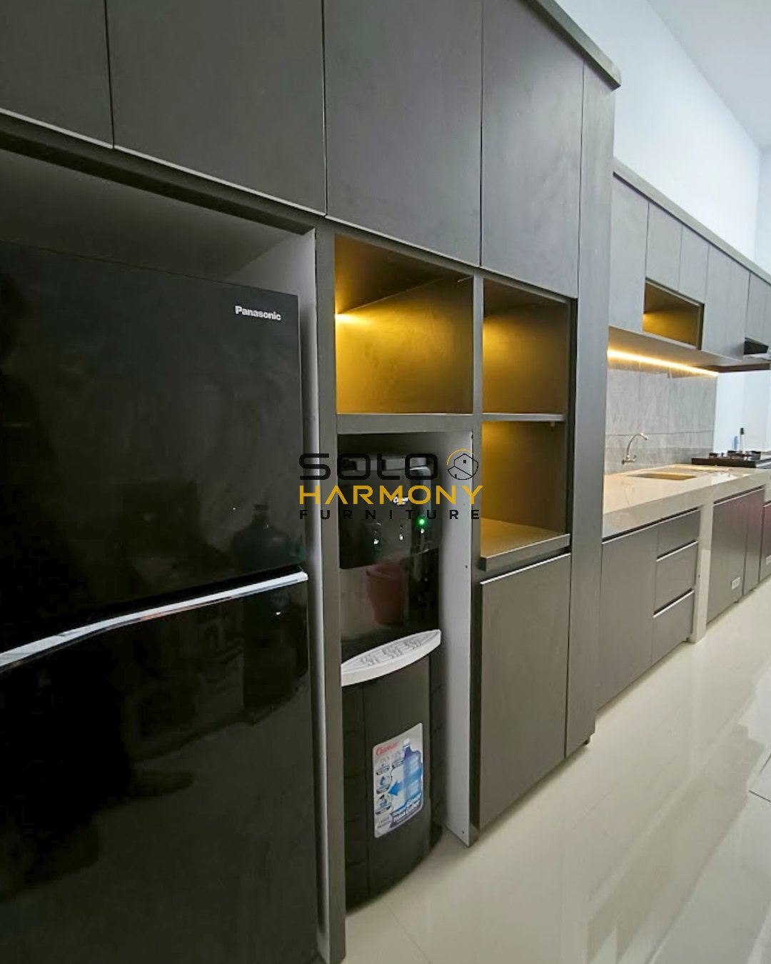 Kitchen Set Minimalis Mewah dengan Kabinet Multifungsi — Kitchen Set foto 4 di Banjarsari, Solo