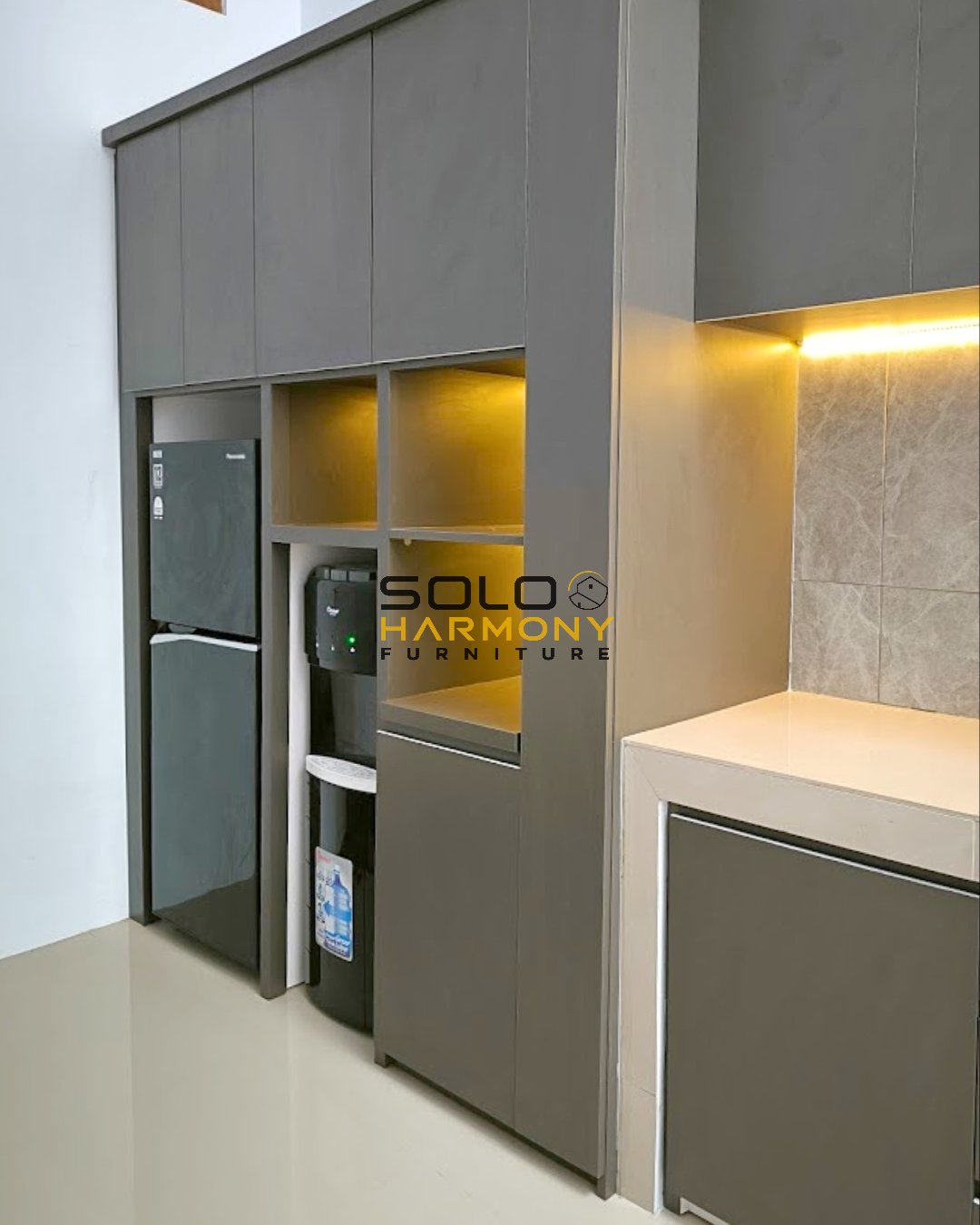 Kitchen Set Minimalis Mewah dengan Kabinet Multifungsi — Kitchen Set foto 5 di Banjarsari, Solo