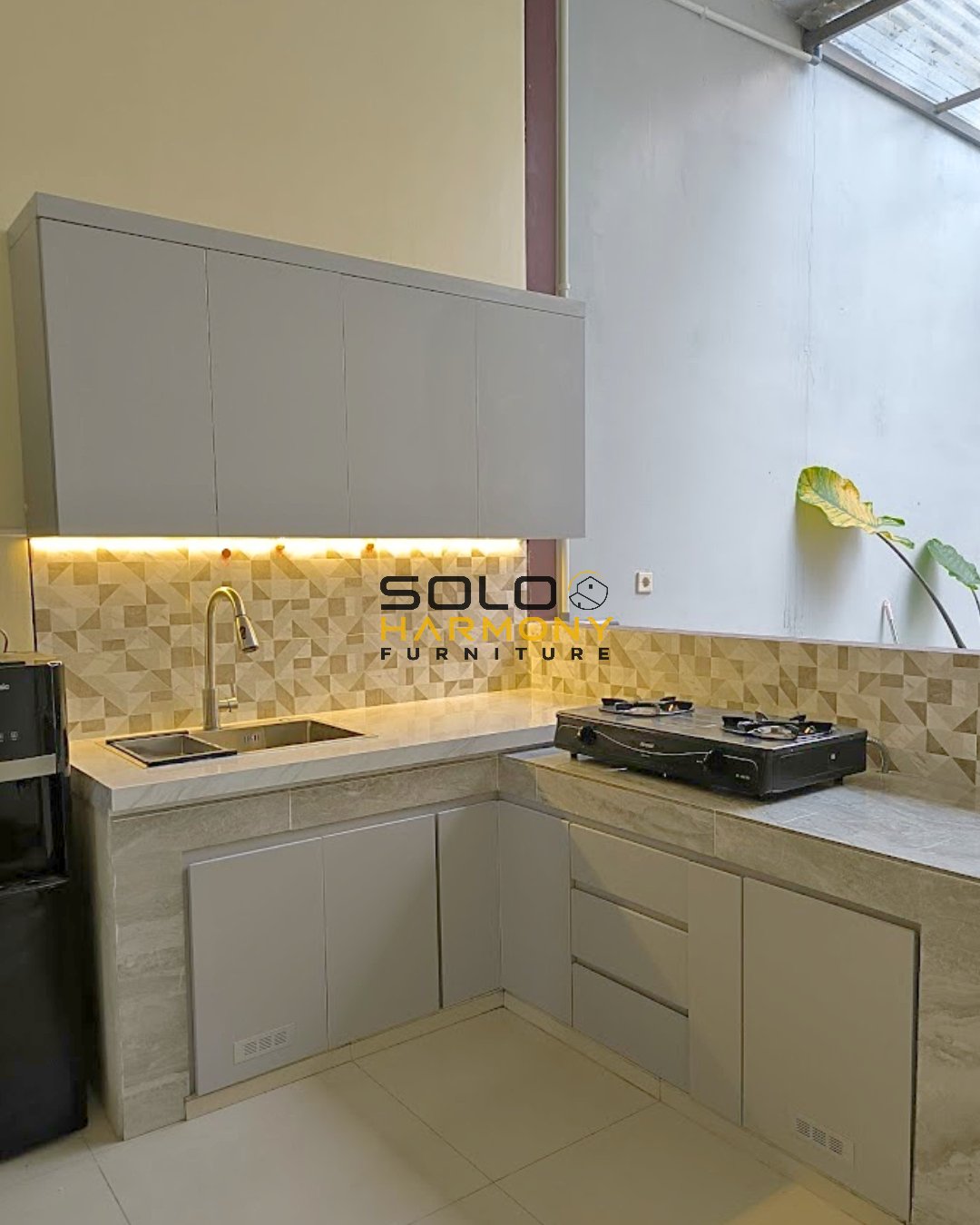 Kitchen Set Minimalis Bentuk L untuk Dapur Semi Terbuka — Kitchen Set foto 2 di Kerten, Solo
