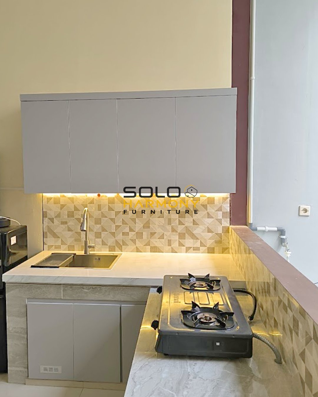 Kitchen Set Minimalis Bentuk L untuk Dapur Semi Terbuka — Kitchen Set foto 3 di Kerten, Solo
