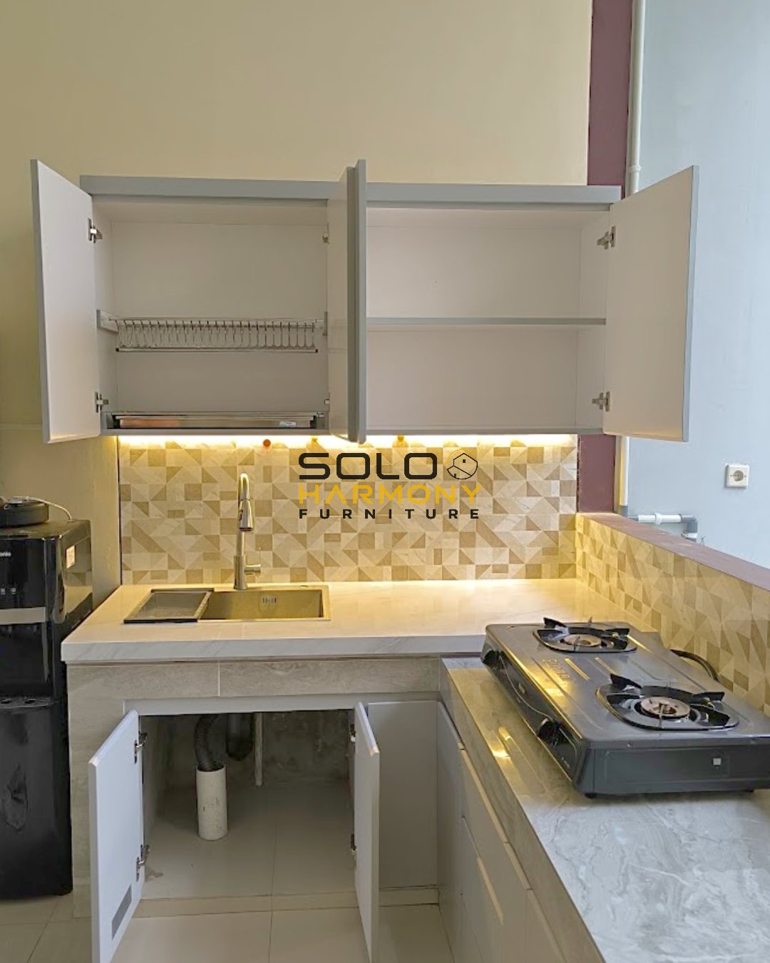 Kitchen Set Minimalis Bentuk L untuk Dapur Semi Terbuka — Kitchen Set foto 4 di Kerten, Solo