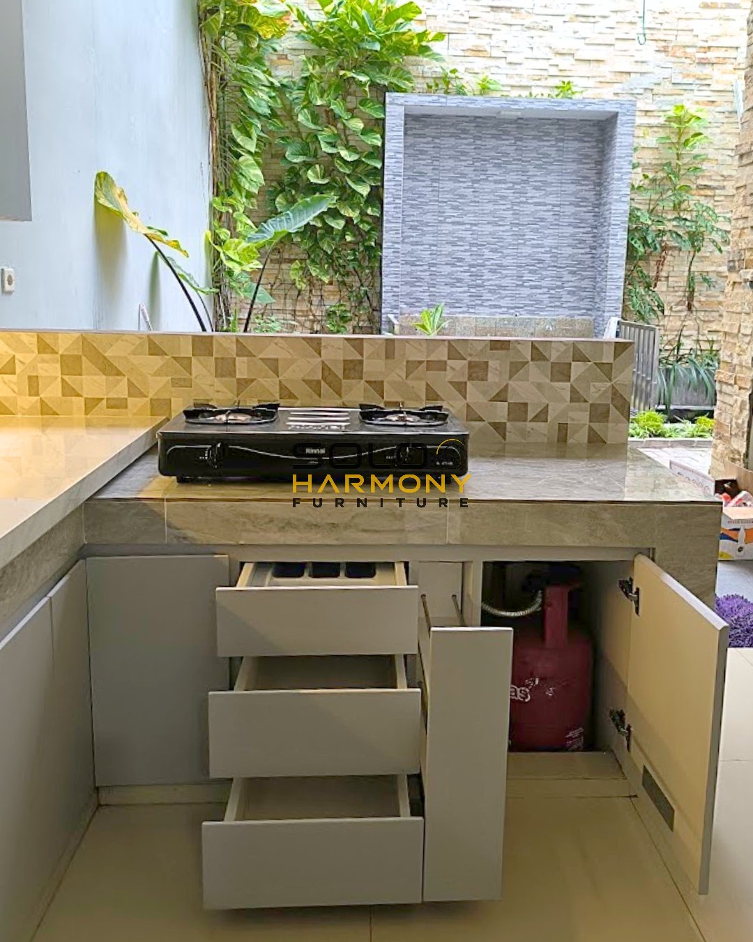 Kitchen Set Minimalis Bentuk L untuk Dapur Semi Terbuka — Kitchen Set foto 5 di Kerten, Solo