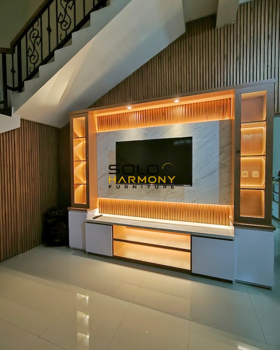 Backdrop TV Minimalis dan Kisi-Kisi Dinding Bawah Tangga Modern — Backdrop TV foto 2 di Palur, Karanganyar