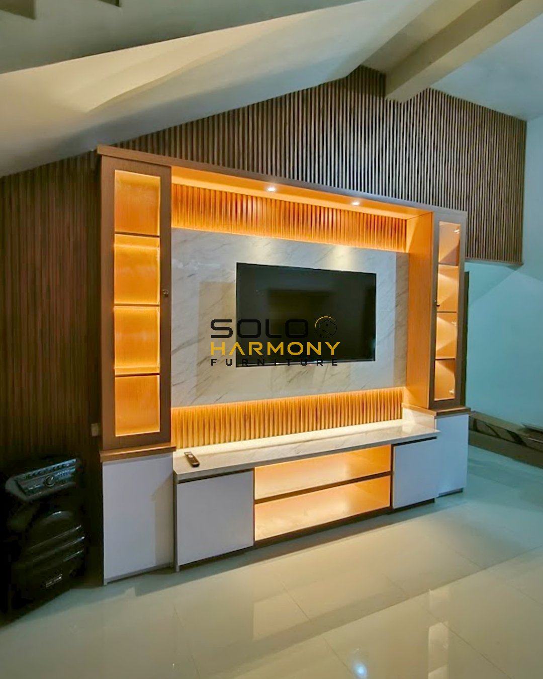Backdrop TV Minimalis dan Kisi-Kisi Dinding Bawah Tangga Modern — Backdrop TV foto 6 di Palur, Karanganyar