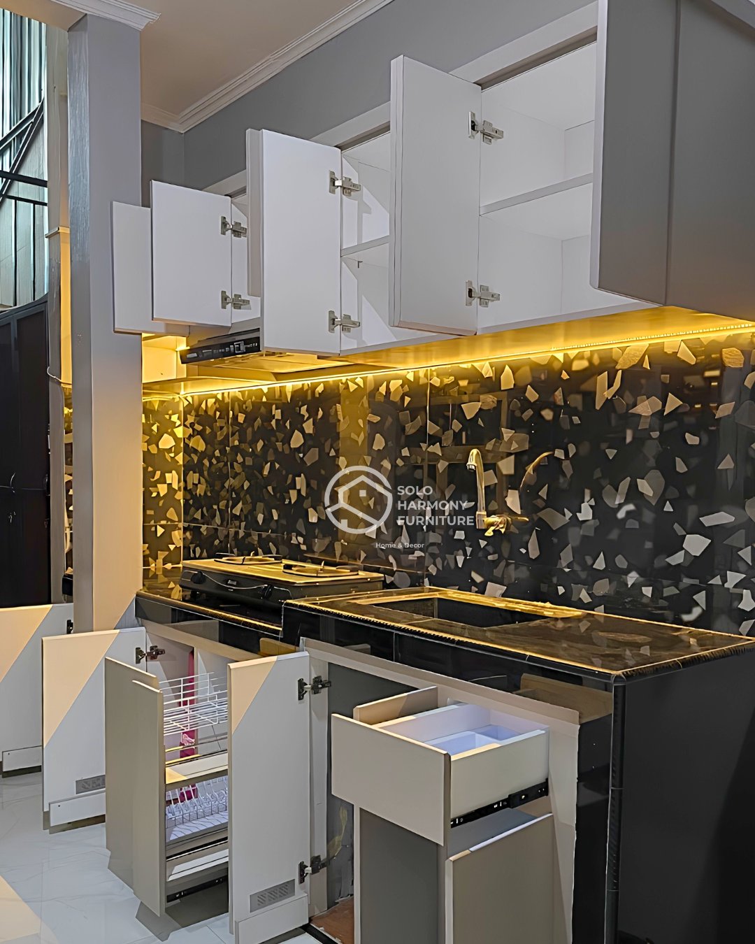 Grey Kitchen Set with Black Terrazzo — Ibu Andwi — Kitchen Set foto 4 di Malangjiwan - Karanganyar. Colomadu