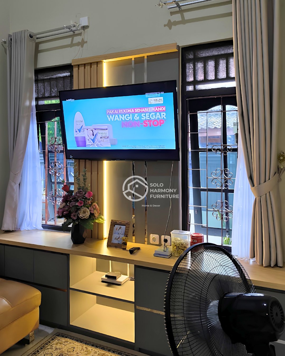 Minimalist Backdrop TV & Long Cabinet Set — Backdrop TV foto 2 di Karanganyar
