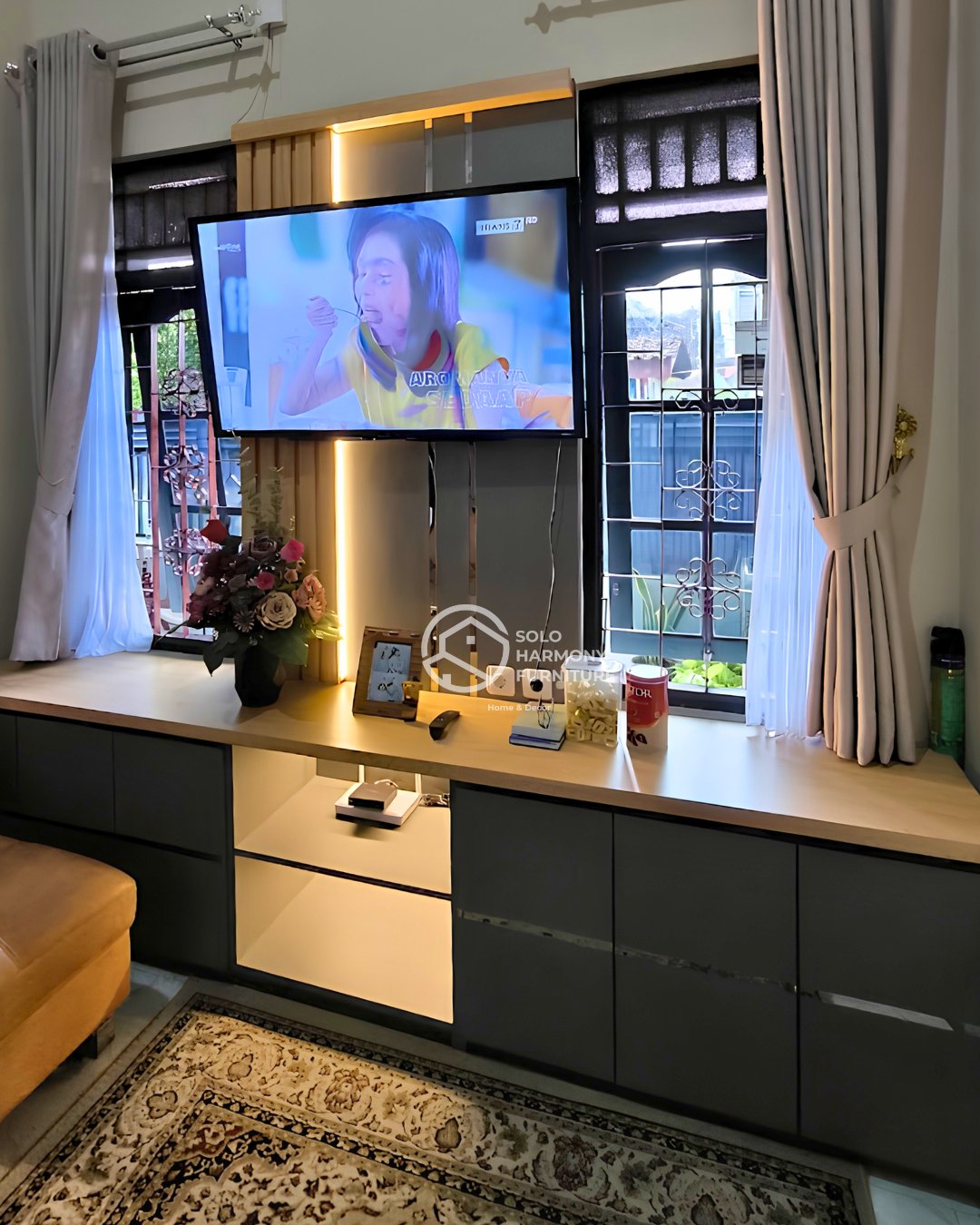 Minimalist Backdrop TV & Long Cabinet Set — Backdrop TV foto 3 di Karanganyar