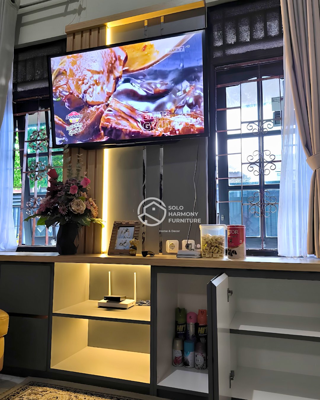 Minimalist Backdrop TV & Long Cabinet Set — Backdrop TV foto 4 di Karanganyar