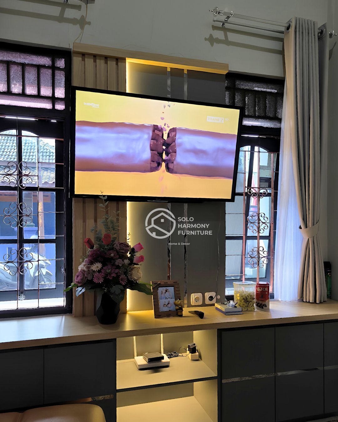 Minimalist Backdrop TV & Long Cabinet Set — Backdrop TV foto 6 di Karanganyar