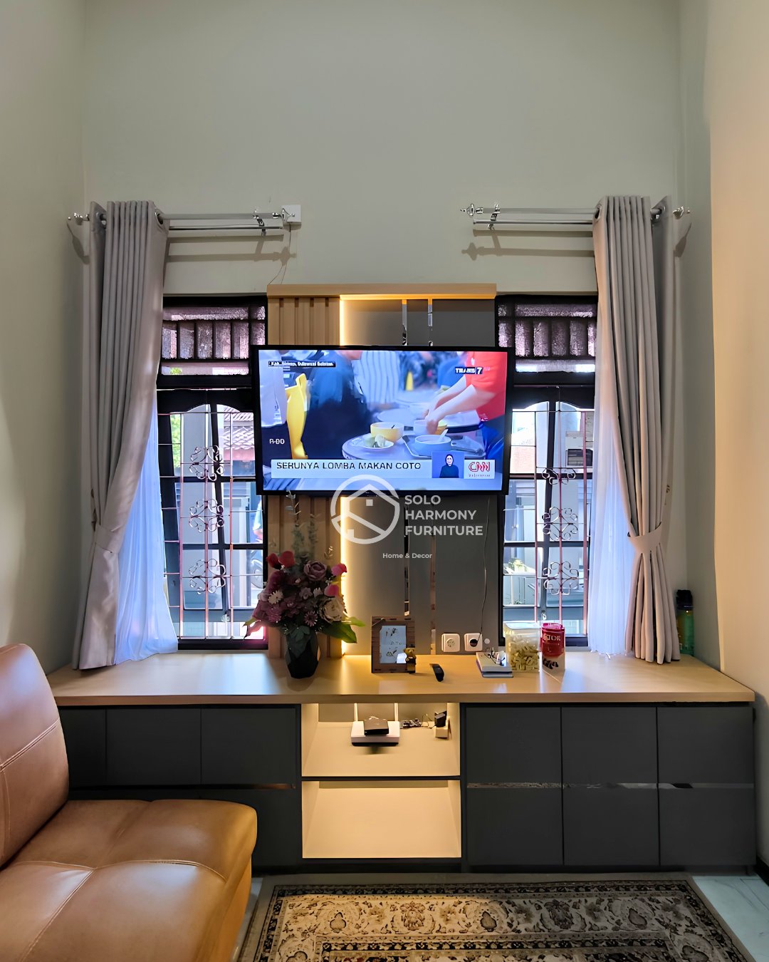 Minimalist Backdrop TV & Long Cabinet Set — Backdrop TV foto 8 di Karanganyar