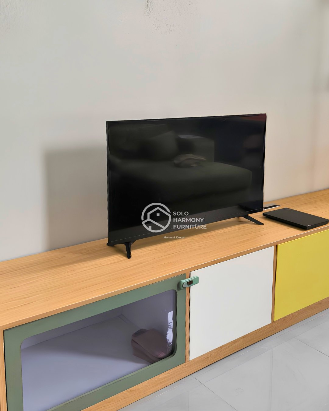 Sage & Yellow Minimalist Credenza Set — Interior foto 4 di Salatiga
