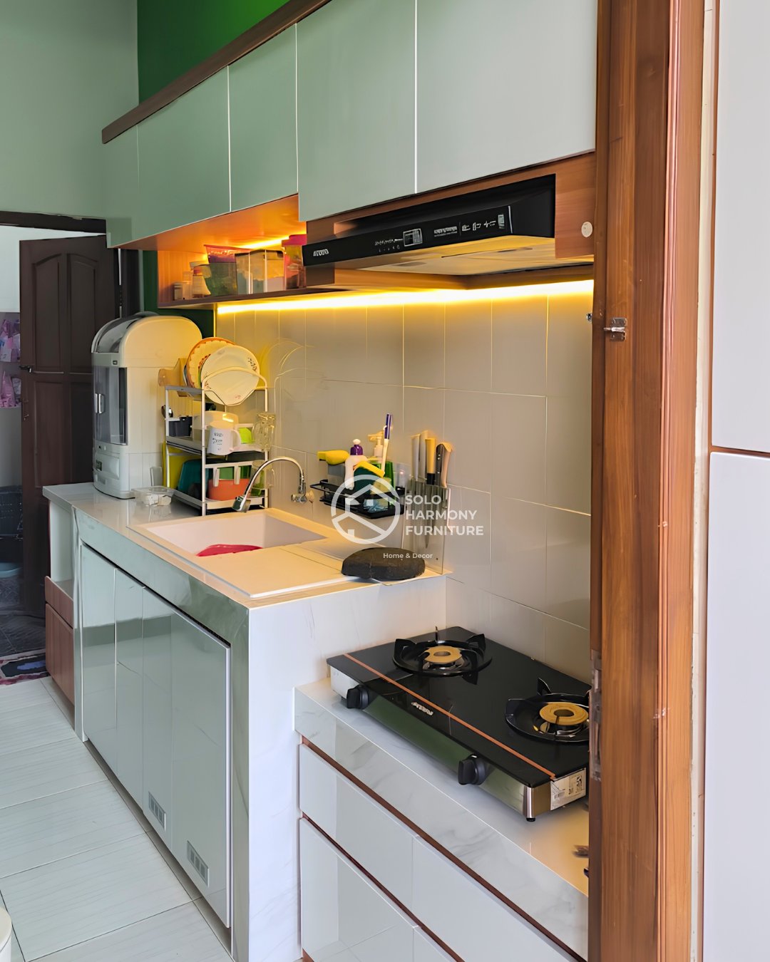 White & Woodgrain Minimalist Kitchen Set — Kitchen Set foto 6 di Banjarsari, Solo