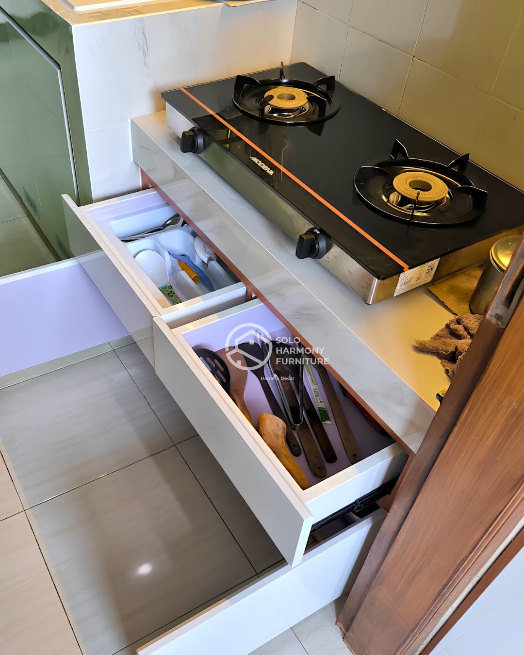 White & Woodgrain Minimalist Kitchen Set — Kitchen Set foto 9 di Banjarsari, Solo
