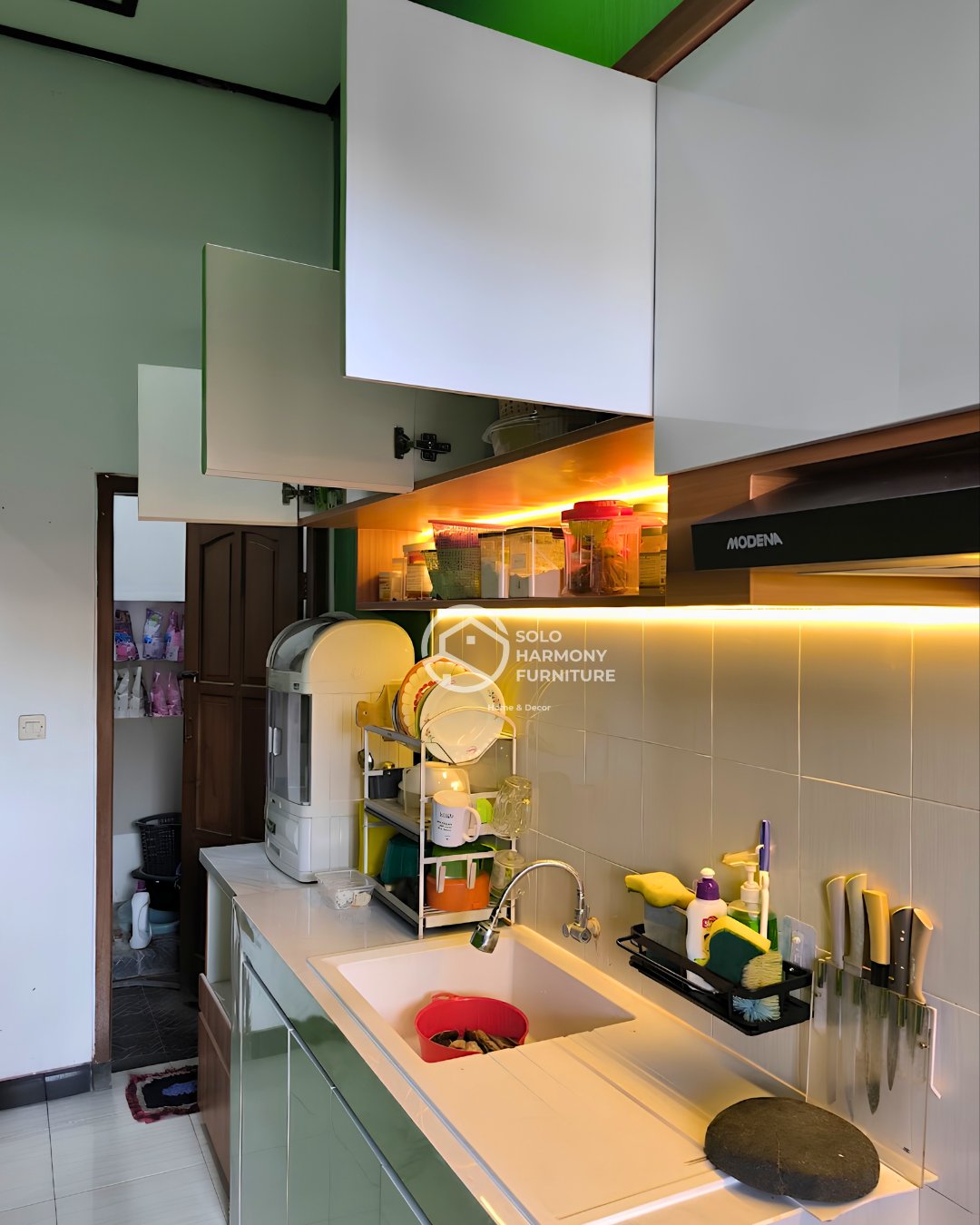 White & Woodgrain Minimalist Kitchen Set — Kitchen Set foto 10 di Banjarsari, Solo