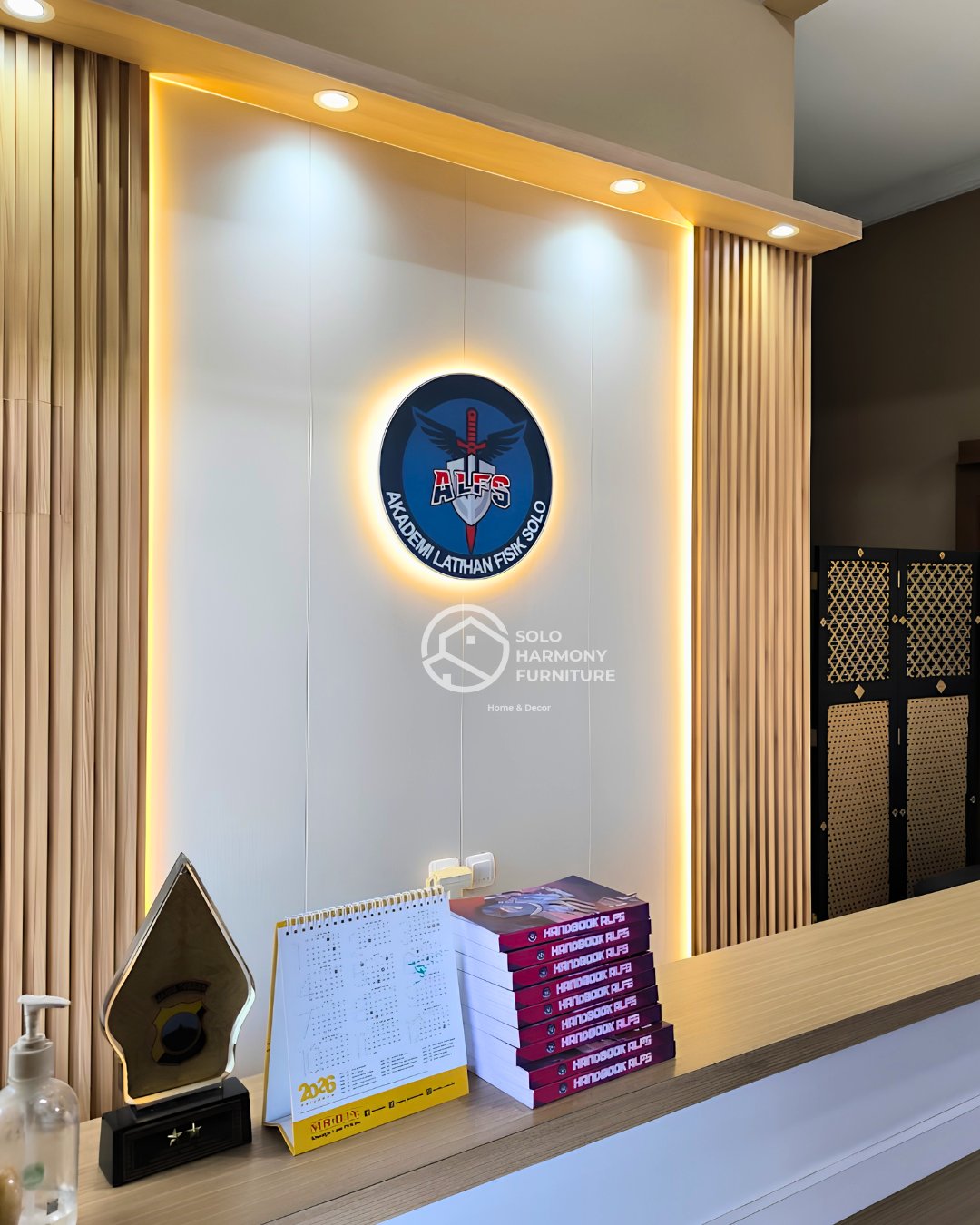 Backdrop Lobi Komersial & Kantor Custom — Interior foto 2 di Kartasura, Sukoharjo