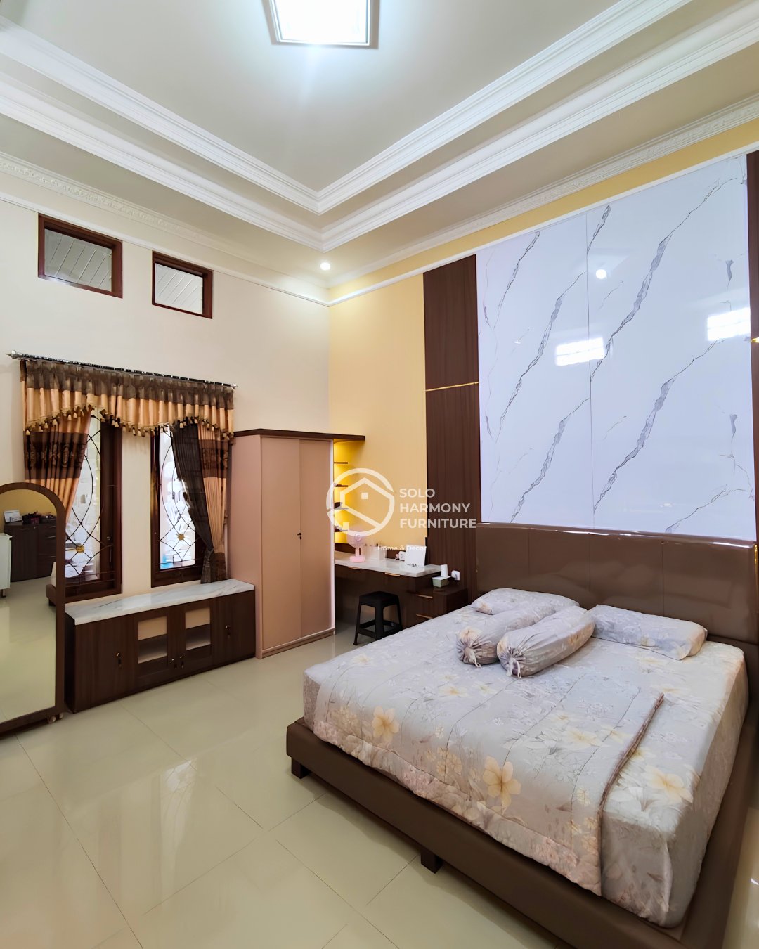Luxury Master Bedroom Set with Integrated TV Panel — Interior foto 2 di Sragen