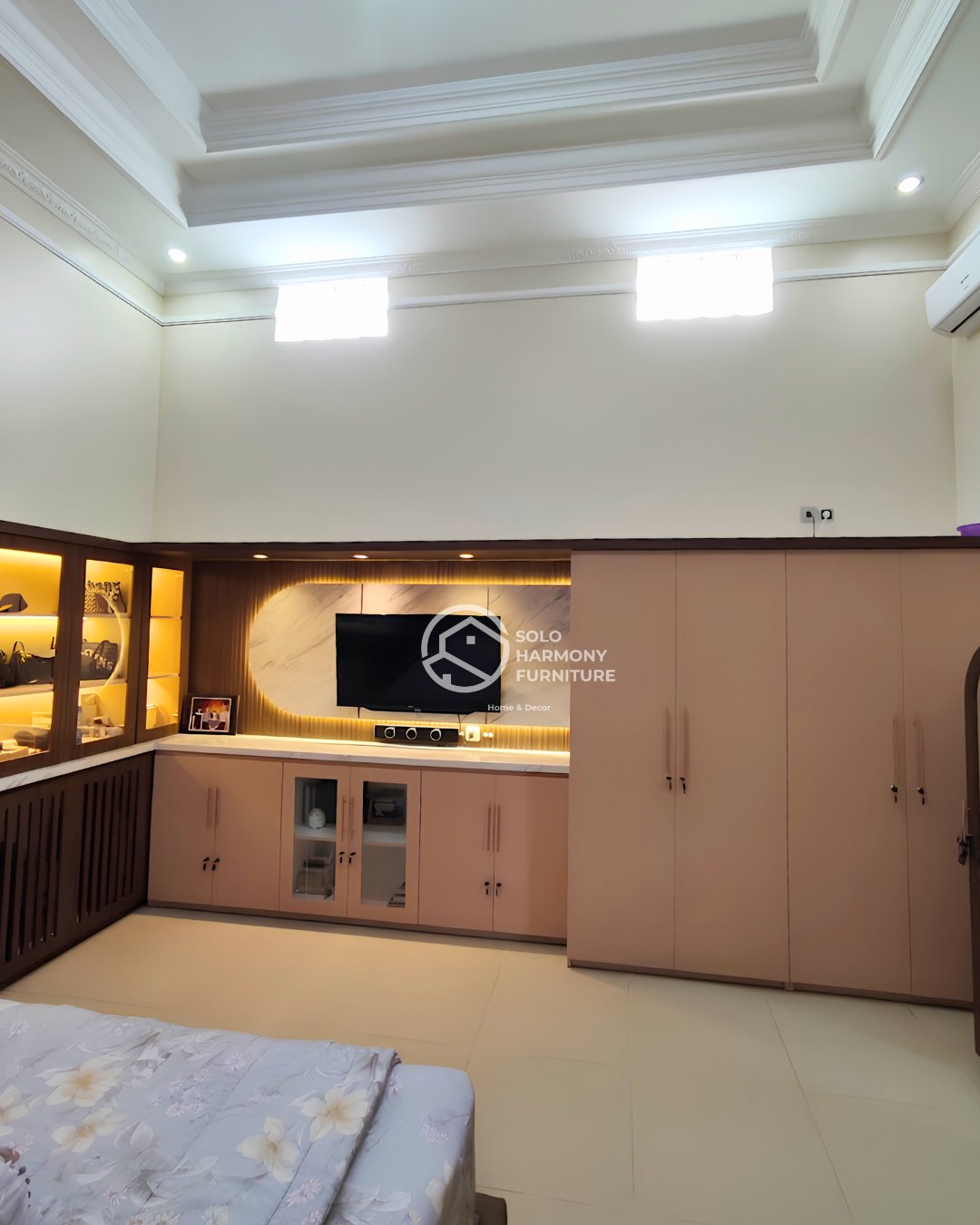Luxury Master Bedroom Set with Integrated TV Panel — Interior foto 3 di Sragen