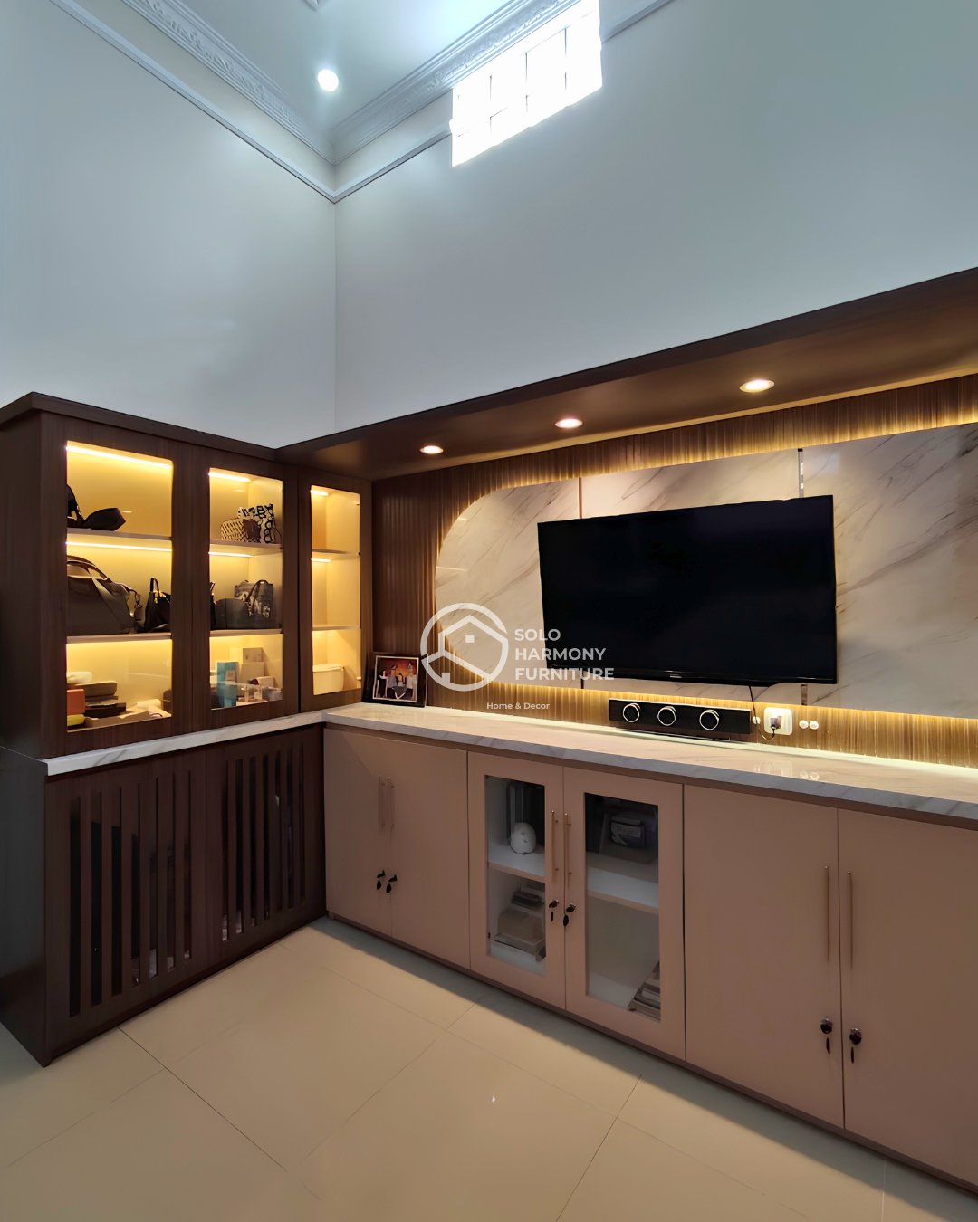 Luxury Master Bedroom Set with Integrated TV Panel — Interior foto 4 di Sragen