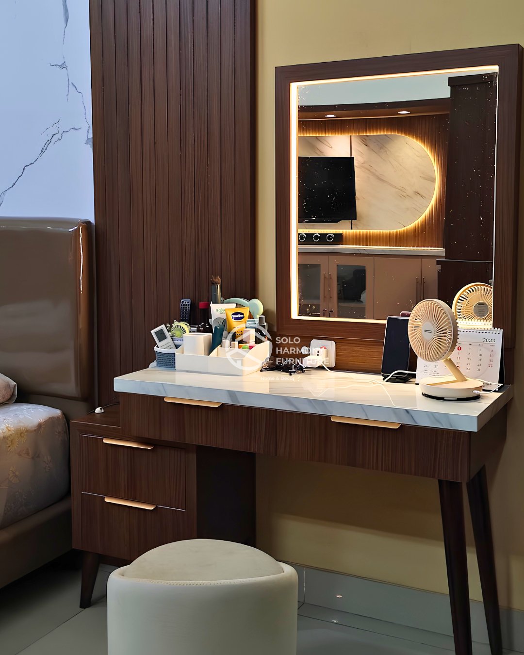 Luxury Master Bedroom Set with Integrated TV Panel — Interior foto 6 di Sragen
