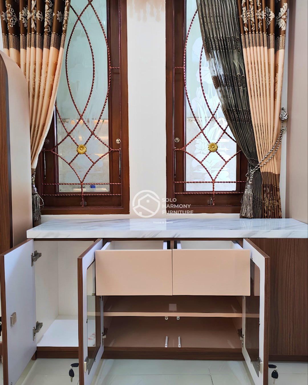 Credenza Marble Top & Wheeled Arch Standing Mirror — Lemari foto 3 di Sragen
