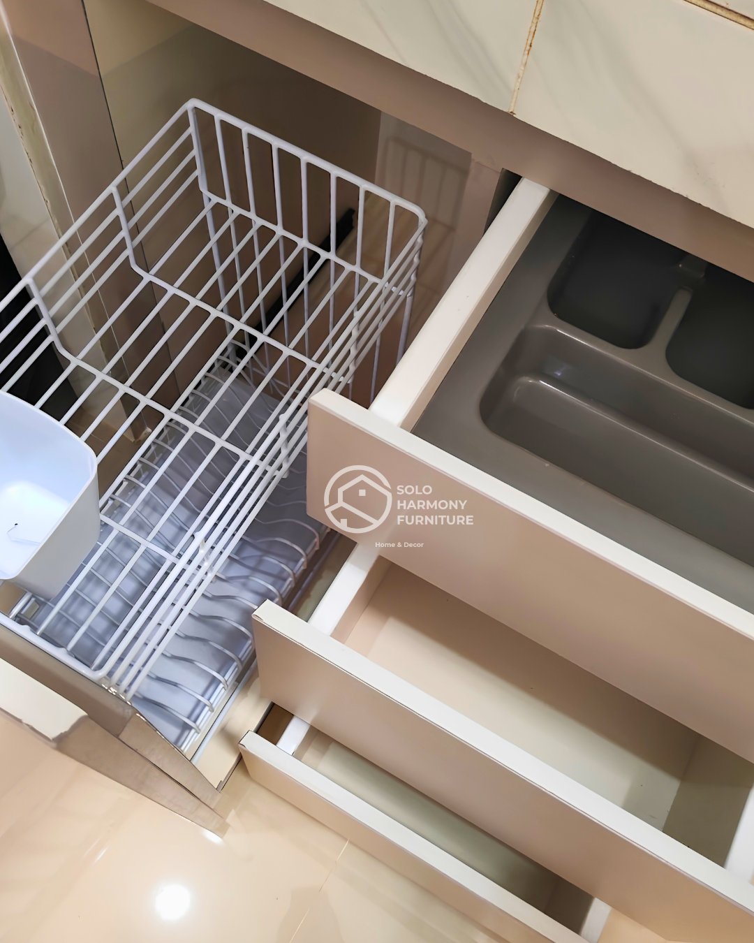 Under-Stairs 3-in-1 Set (Kitchen, Mini Bar & TV Backdrop) — Interior foto 3 di Selo, Boyolali