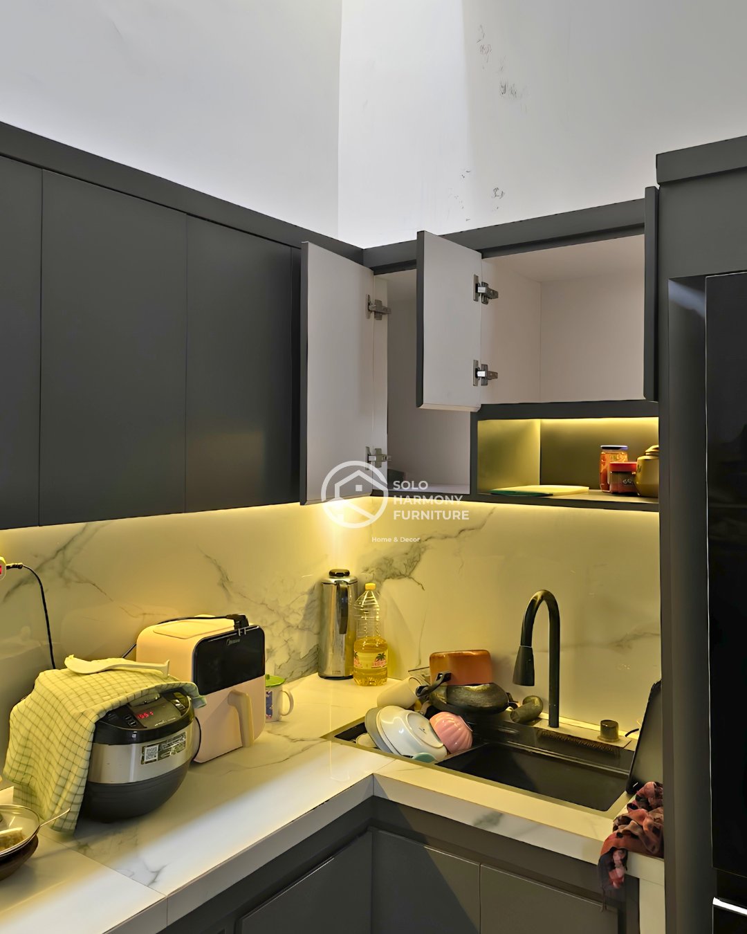 Modern L-Shape Dark Charcoal Kitchen Set — Kitchen Set foto 7 di D'Cendana Colomadu, Karanganyar.
