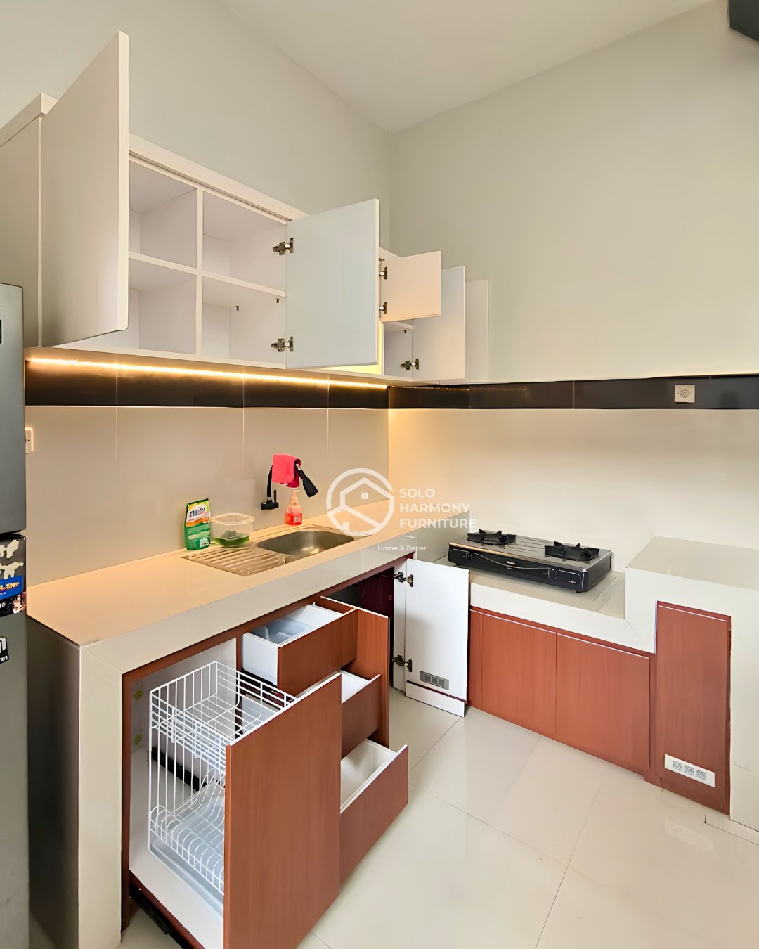 L-Shape Dual-Tone Kitchen Set with Split Countertop — Kitchen Set foto 2 di Perum Griya Cemara, Gumpang, Kartasura, Sukoharjo