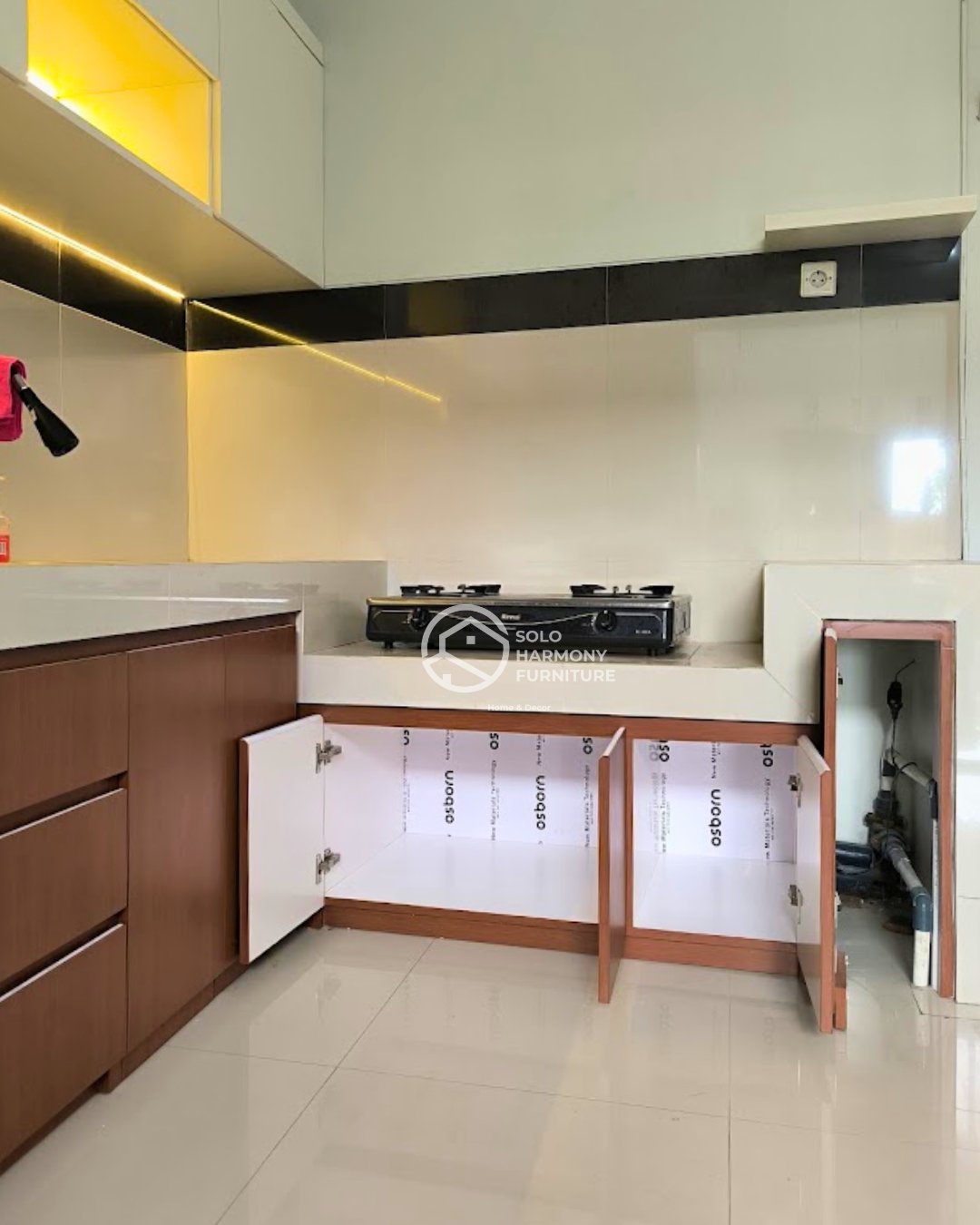 L-Shape Dual-Tone Kitchen Set with Split Countertop — Kitchen Set foto 3 di Perum Griya Cemara, Gumpang, Kartasura, Sukoharjo
