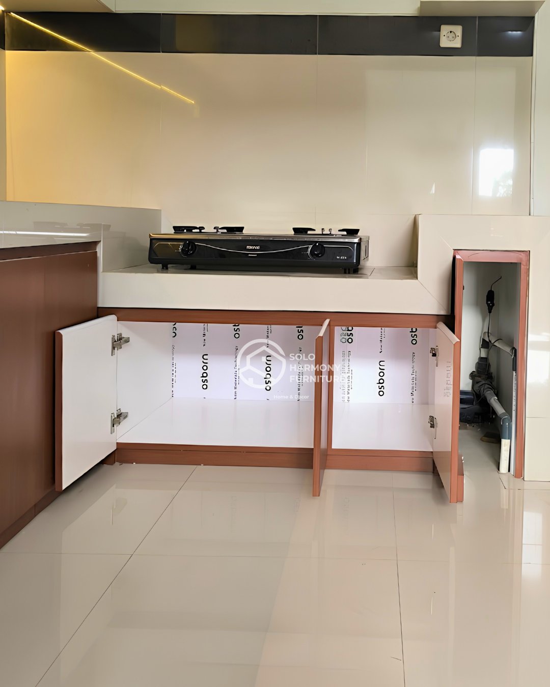 L-Shape Dual-Tone Kitchen Set with Split Countertop — Kitchen Set foto 4 di Perum Griya Cemara, Gumpang, Kartasura, Sukoharjo
