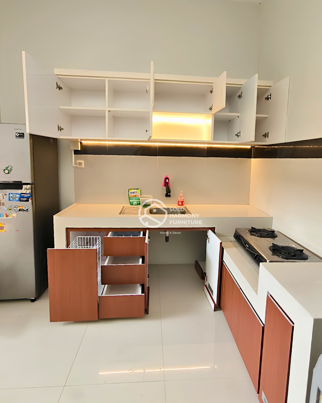 L-Shape Dual-Tone Kitchen Set with Split Countertop — Kitchen Set foto 5 di Perum Griya Cemara, Gumpang, Kartasura, Sukoharjo