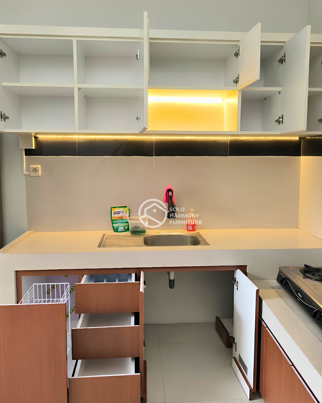 L-Shape Dual-Tone Kitchen Set with Split Countertop — Kitchen Set foto 6 di Perum Griya Cemara, Gumpang, Kartasura, Sukoharjo