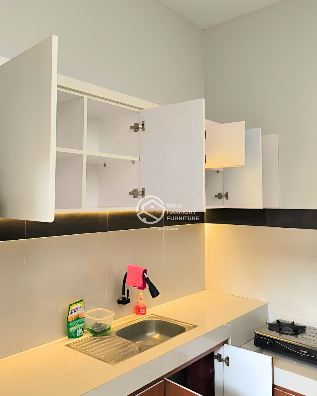 L-Shape Dual-Tone Kitchen Set with Split Countertop — Kitchen Set foto 7 di Perum Griya Cemara, Gumpang, Kartasura, Sukoharjo