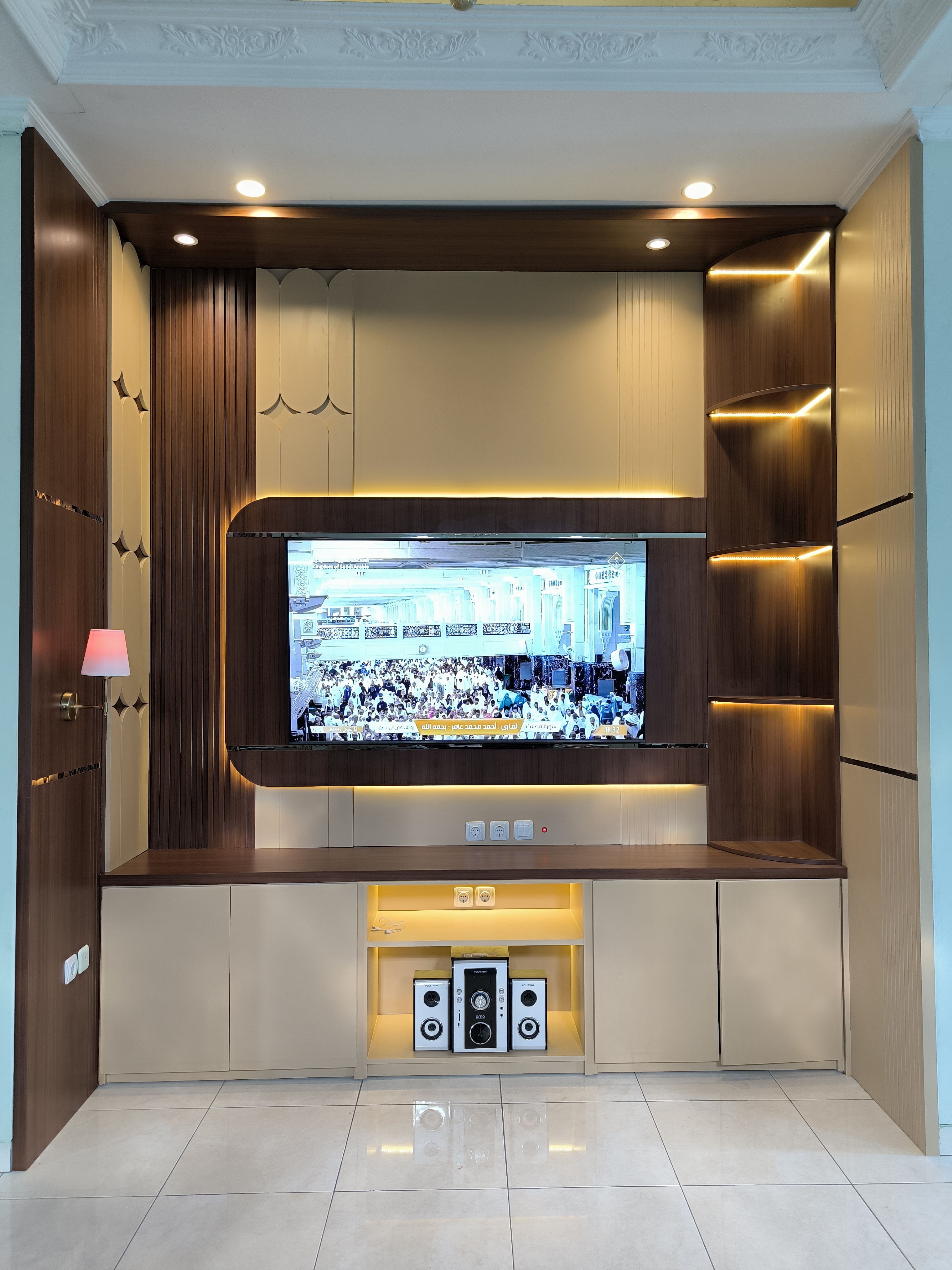 Backdrop TV Backdrop TV Ambient Light di Solo, Solo  Baru — Solo Harmony Furniture
