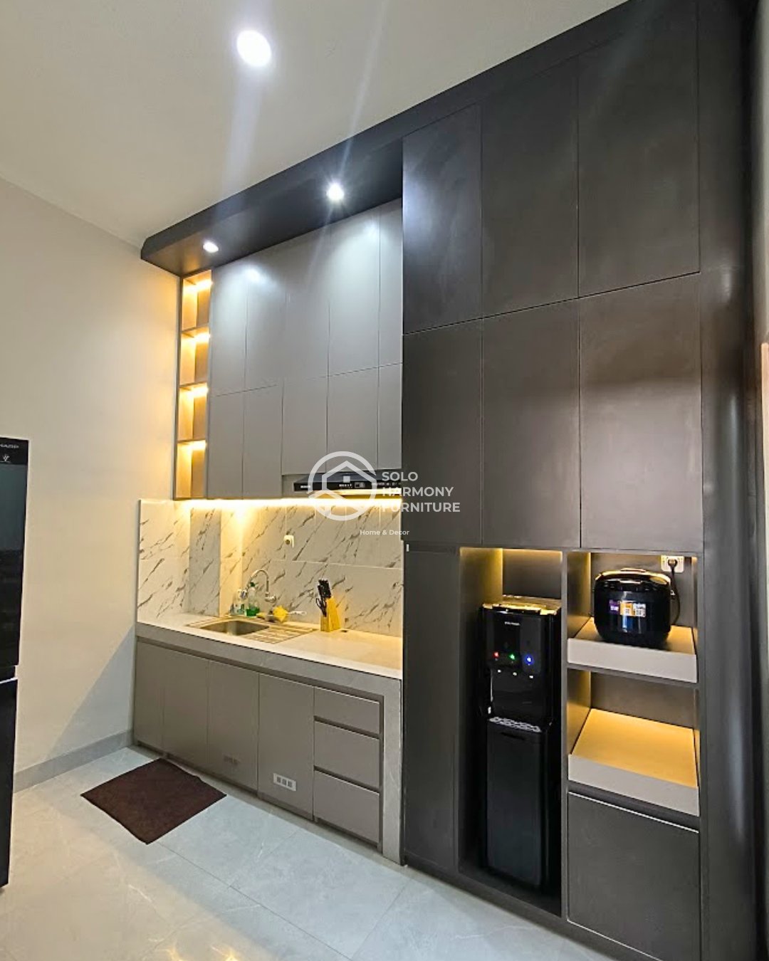 Kitchen Set Minimalis Elegan — Kitchen Set di Permata Buana, Colomadu, Karanganyar · Solo Harmony Furniture Soloraya