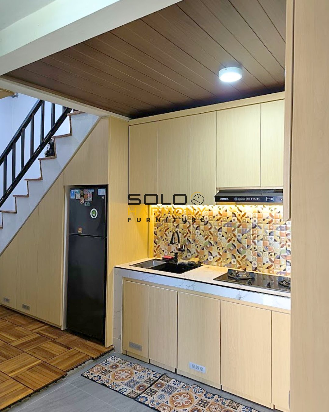 Kitchen Set Kitchen Set dan Ruang Bawah Tangga yang Menyatu dalam Satu Kesatuan Sempurna — Ibu Katon di Gumpang , Sukoharjo — Solo Harmony Furniture