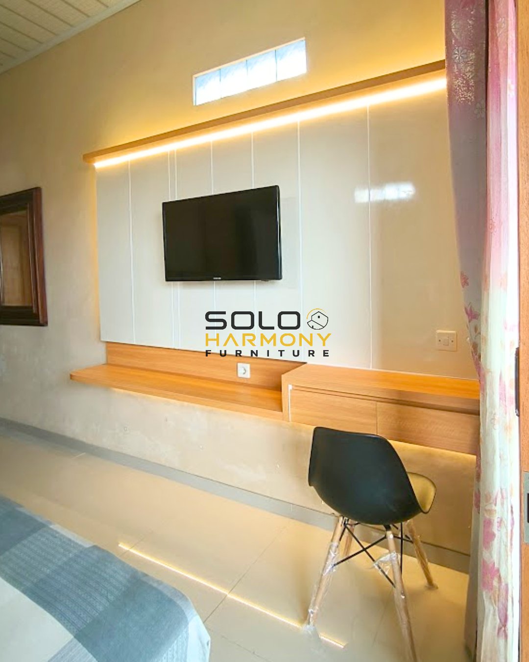 Backdrop TV Backdrop TV & Meja Kerja Minimalis di Sukohardjo — Solo Harmony Furniture