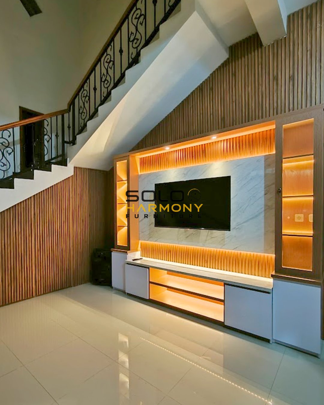 Backdrop TV Backdrop TV Minimalis dan Kisi-Kisi Dinding Bawah Tangga Modern di Palur, Karanganyar — Solo Harmony Furniture